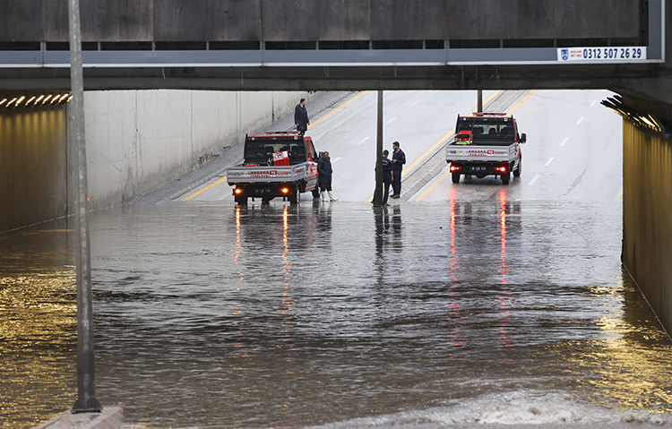 Ankara'da sağanak ve dolu etkili oldu